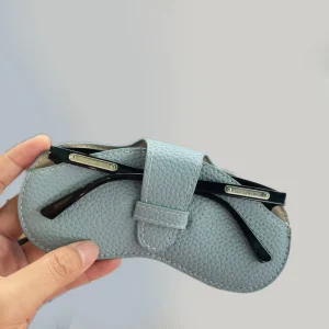 Etui à lunettes bleu clair ouvert