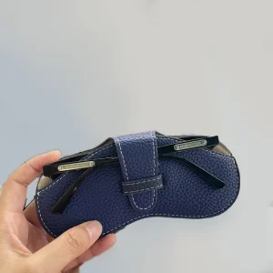 Etui à lunettes bleu ouvert