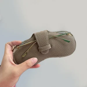 Etui à lunettes gris ouvert