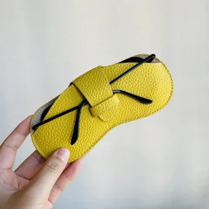 Etui à lunettes jaune ouvert