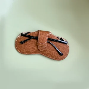 Etui à lunettes marron ouvert