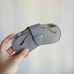 Etui à lunettes gris clair ouvert